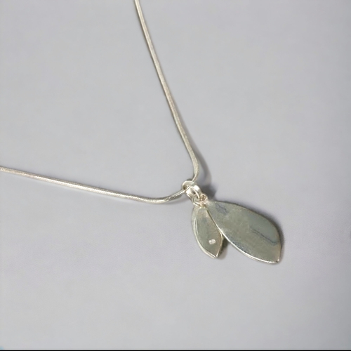 266 - A LADIES STERLING SILVER 'LEAF' DESIGN PENDANT NECKLACE.