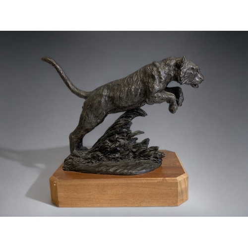 453 - A WILLIAM TIMYM FOR HEREDITIES COMPOSITE SCULPTURE OF A LEAPING TIGER. RAISED ON OAK BASE.  
HEIGHT ... 