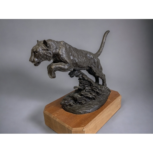 453 - A WILLIAM TIMYM FOR HEREDITIES COMPOSITE SCULPTURE OF A LEAPING TIGER. RAISED ON OAK BASE.  
HEIGHT ... 