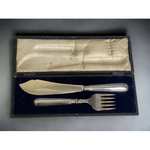 475 - A CASED MAPPIN & WEBB FISH SERVERS.