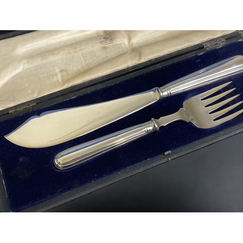 475 - A CASED MAPPIN & WEBB FISH SERVERS.