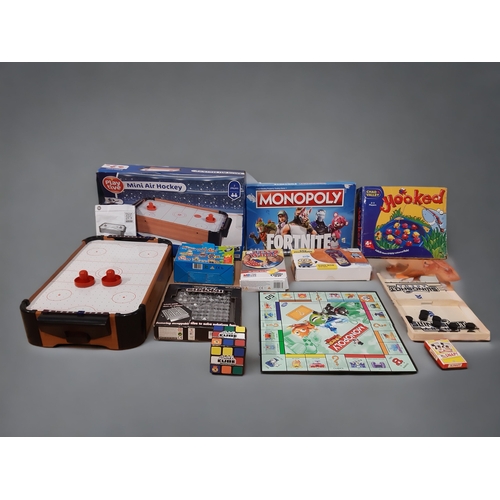 536 - A COLLECTION OF GAMES AND TOYS INCLUDING AIR HOCKEY ETC