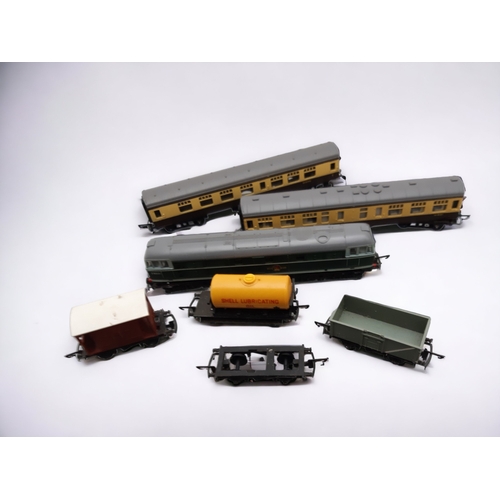 549 - A COLLECTION OF VINTAGE TRI-ANG MODEL RAILWAY ITEMS. INCLUDING POWER CONTROL UNIT, CARRIAGES & TRACK... 