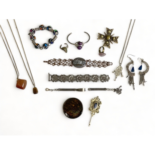 271 - A miscellaneous collection of vintage ladies jewellery.