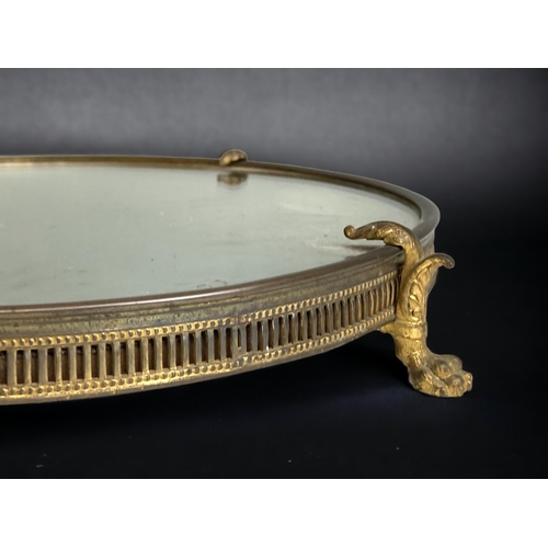 556 - A 19TH CENTURY FRENCH EMPIRE STYLE MIRRORED TRAY. GILT METAL FRAME WITH MOUNTED STYLISED ORMOLU LION... 