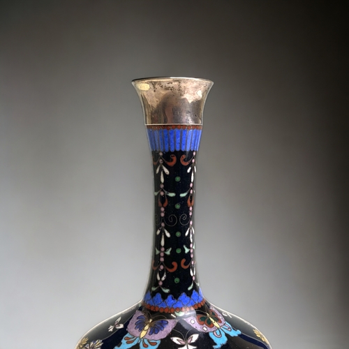 4 - A FINE QUALITY JAPANESE CLOISONNE BUD VASE. 
MEIJI PERIOD. DECORATED WITH COLOURFUL FOLIATE BLOSSOMS... 