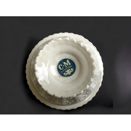 563 - A 19TH CENTURY CREAM PORCELAIN POTPOURRI VASE.  
HEIGHT - 7 X 11CM