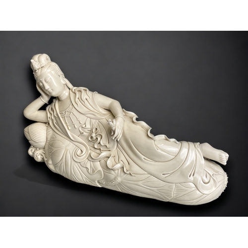 15 - A large Chinese Dehua Blanc-de-Chine porcelain recumbent Guanyin.
Qing dynasty.
Depicting recumbent ... 