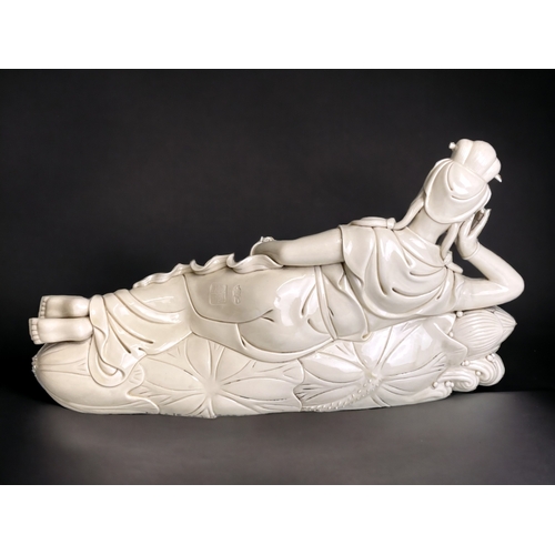 15 - A large Chinese Dehua Blanc-de-Chine porcelain recumbent Guanyin.
Qing dynasty.
Depicting recumbent ... 