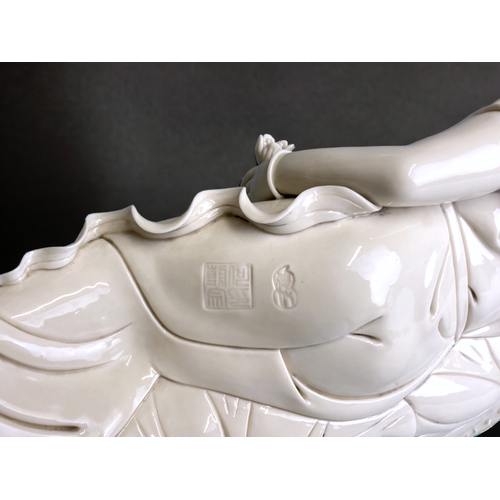 15 - A large Chinese Dehua Blanc-de-Chine porcelain recumbent Guanyin.
Qing dynasty.
Depicting recumbent ... 