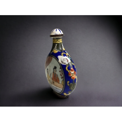 22 - A Chinese hand painted enamels snuff bottle.
Qing dynasty.
Height - 6.5cm