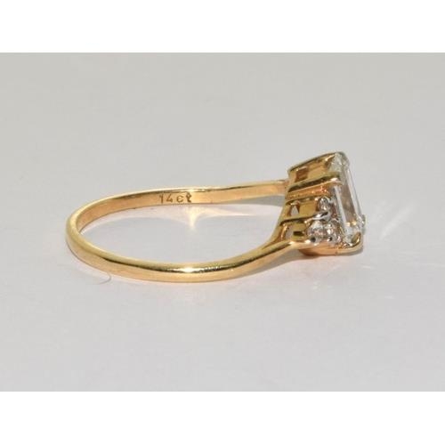 581 - 14ct gold ladies Quarts ring size O