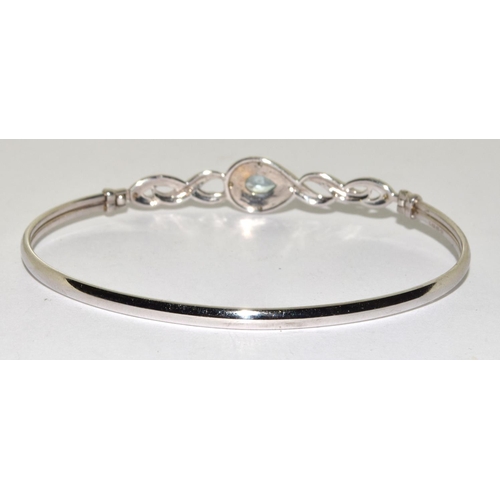 587 - 9ct white gold Aquamarine bangle with clip mechanism