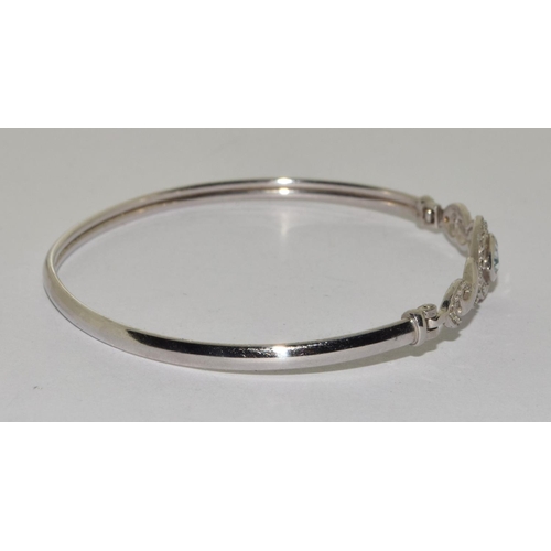 587 - 9ct white gold Aquamarine bangle with clip mechanism