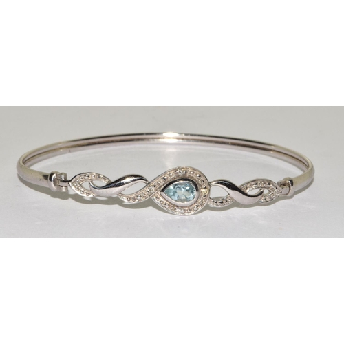 587 - 9ct white gold Aquamarine bangle with clip mechanism