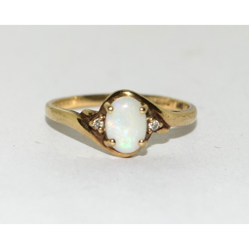 624 - A 9ct gold ladies Opal and Diamond ring. Size P.