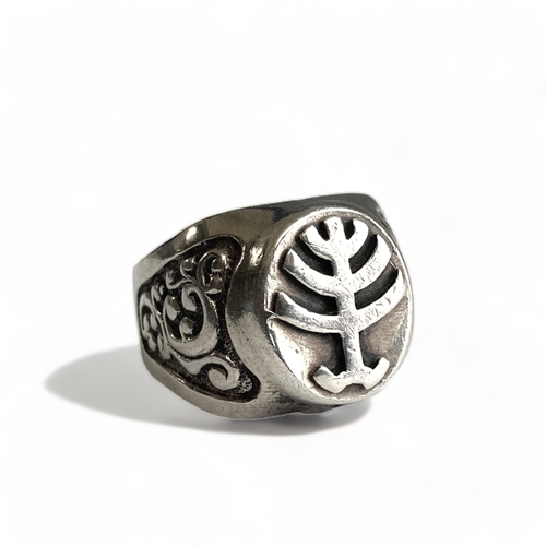 636 - A Mans silver signet ring decorated in Norse fashion with a stylised Tree of Life.
Size U