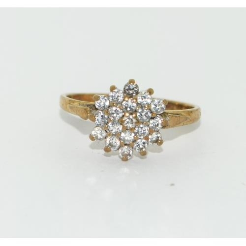 678 - 9ct gold ladies flower head design cluster  ring size P