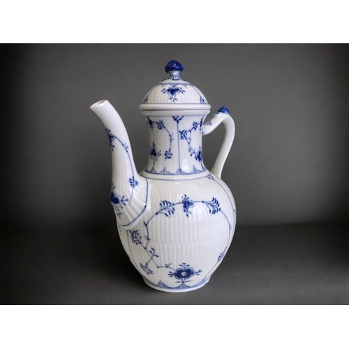 659 - A Royal Copenhagen 'blue fluted half lace' pattern coffee pot.
Marks to base & lid.
Height - 25cm