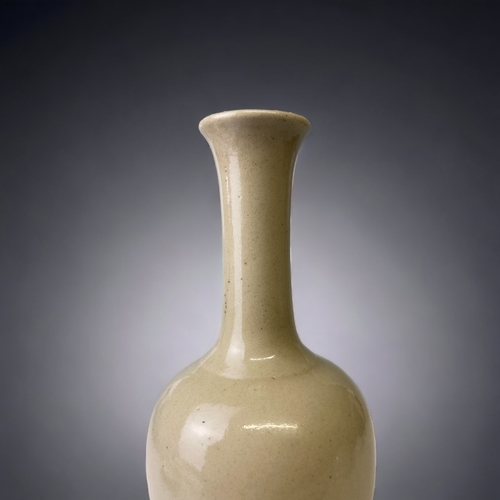 33 - A CHINESE MONOCHROME GLAZED BOTTLE VASE. 
HEIGHT - 20CM