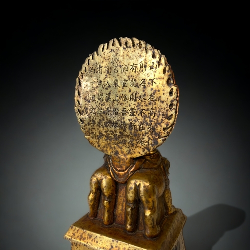 40 - A QING DYNASTY TIBETAN GILT BRONZE SHAKYAMUNI BUDDHA FIGURE. CAST SEATED ATOP A THRONE WITH TWO LION... 