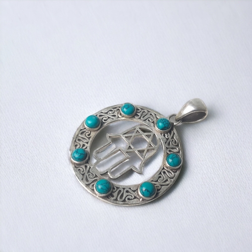 679 - A SILVER FILIGREE 'HAND OF MIRIAM' PENDANT. SET WITH TURQUOISE.
DIAMETER - 40MM