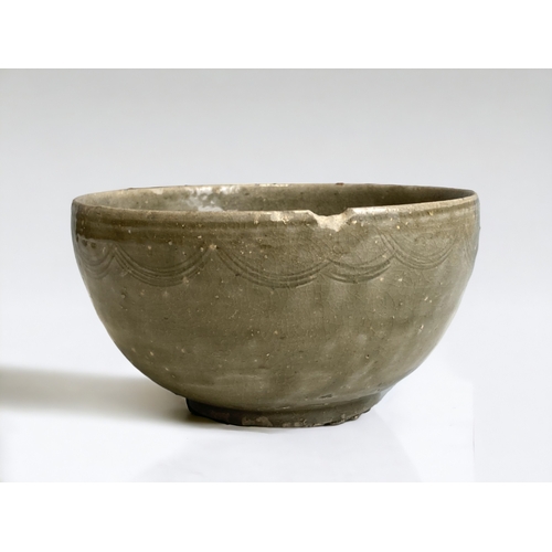 67 - A Chinese Celadon glaze 'Shipwreck' bowl.
Ming dynasty. Incised decoration.
7 x 13 cm