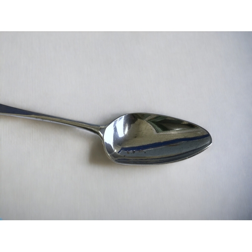 727 - A pair of Peter & Ann Bateman George III silver serving spoons. 
London 1796 hallmarks.
21cm long. 1... 