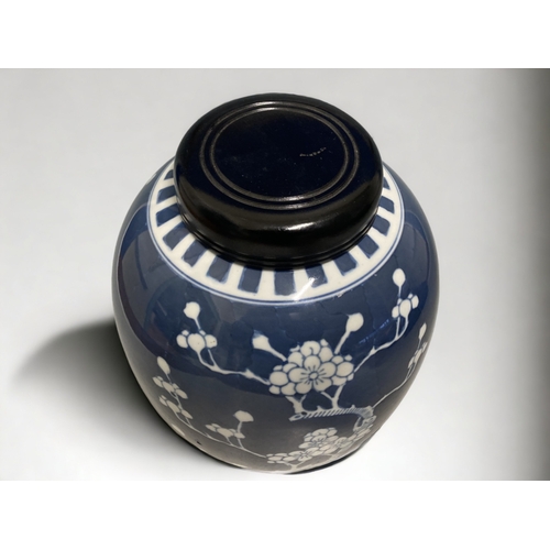 98 - A LARGE CHINESE PORCELAIN JAR & WOODEN COVER. PAINTED PRUNUS PATTERN.
HEIGHT - 25CM