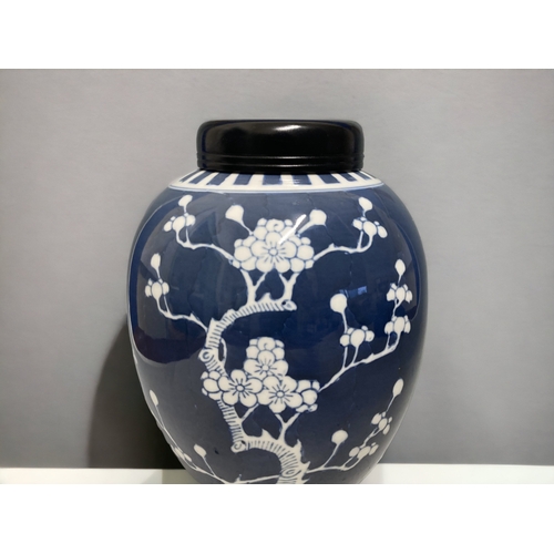 98 - A LARGE CHINESE PORCELAIN JAR & WOODEN COVER. PAINTED PRUNUS PATTERN.
HEIGHT - 25CM