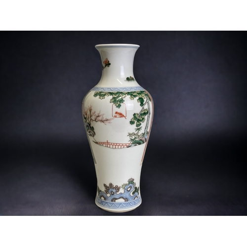 94 - A CHINESE FAMILLE VERTE PORCELAIN VASE. ENAMELS PAINTED COURT SCENES. BLUE BORDER PATTERN TO SHOULD ... 