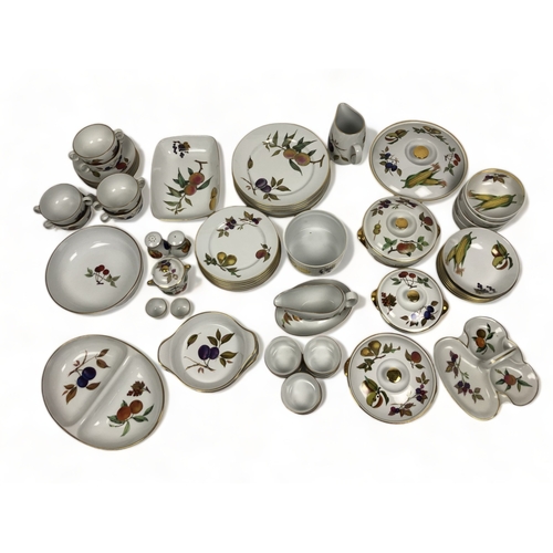 220 - A LARGE COLLECTION OF ROYAL WORCESTER 'EVESHAM' PORCELAIN DINNER WARES.