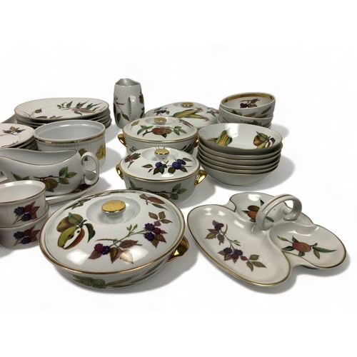 220 - A LARGE COLLECTION OF ROYAL WORCESTER 'EVESHAM' PORCELAIN DINNER WARES.