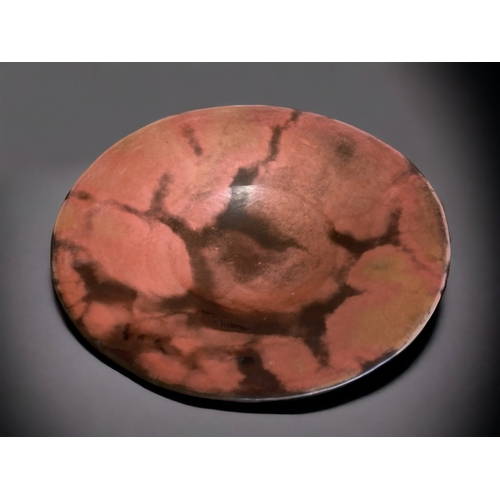 776 - A LARGE GABRIELLE KOCH (B.1948) EARTHENWARE CENTREPIECE BOWL. BURNISHED & SMOKE FIRED.
SIGNED TO BAS... 