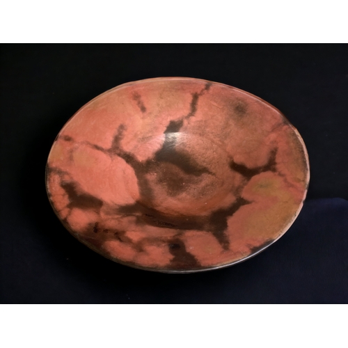 776 - A LARGE GABRIELLE KOCH (B.1948) EARTHENWARE CENTREPIECE BOWL. BURNISHED & SMOKE FIRED.
SIGNED TO BAS... 