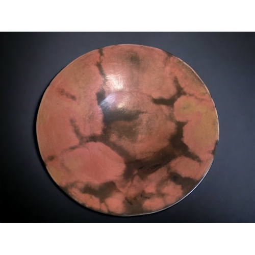 776 - A LARGE GABRIELLE KOCH (B.1948) EARTHENWARE CENTREPIECE BOWL. BURNISHED & SMOKE FIRED.
SIGNED TO BAS... 