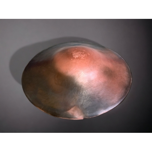 776 - A LARGE GABRIELLE KOCH (B.1948) EARTHENWARE CENTREPIECE BOWL. BURNISHED & SMOKE FIRED.
SIGNED TO BAS... 