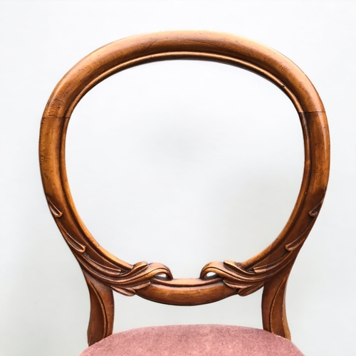 367 - A SET OF FIVE VICTORIAN WALNUT BALLOON BACK DINING CHAIRS. ORNATELY CARVED WITH SCROLLING LEAF DESIG... 