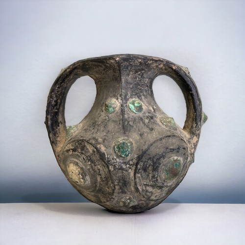 70A - A Chinese black pottery amphora with applied bronze bosses, Han Dynasty circa 3000-2500 bc 漢代黑陶嵌銅泡釘雙... 