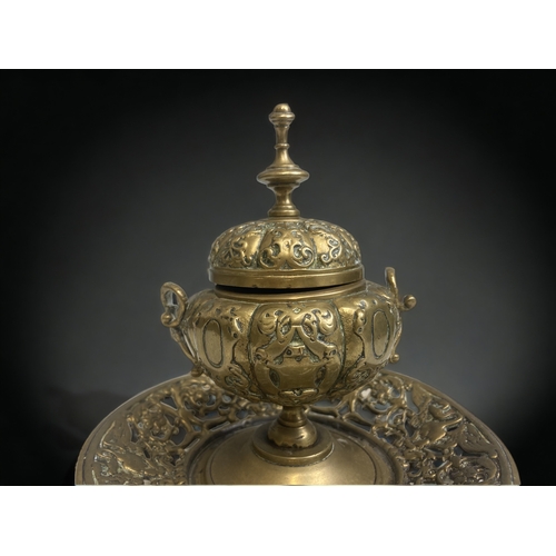 422 - A 19TH CENTURY ITALIAN GRAND TOUR BRONZE INKWELL. 
HEIGHT - 13CM