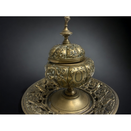 422 - A 19TH CENTURY ITALIAN GRAND TOUR BRONZE INKWELL. 
HEIGHT - 13CM