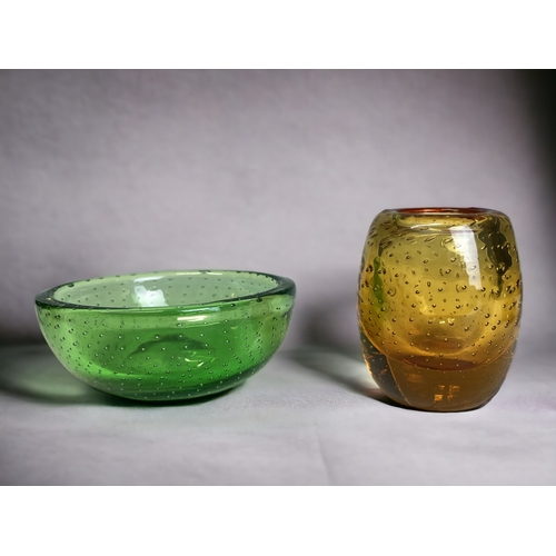 137 - A vintage Whitefriars controlled bubble glass bowl and Amber small vase. Together with two similar s... 