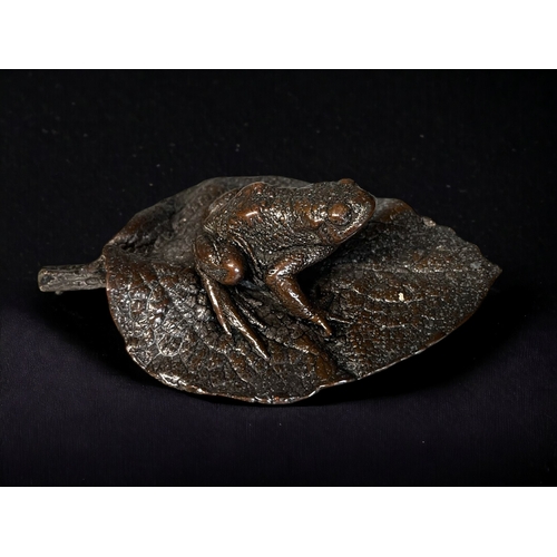 53 - A VICTORIAN SILVER PLATE BRONZED FROG TABLE PAPERWEIGHT.