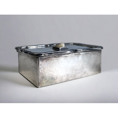 71 - A VINTAGE 1930's SABORNS, MEXICO STERLING SILVER BOX.
Mounted with a carved Alabaster 'Aztec' mask.
... 