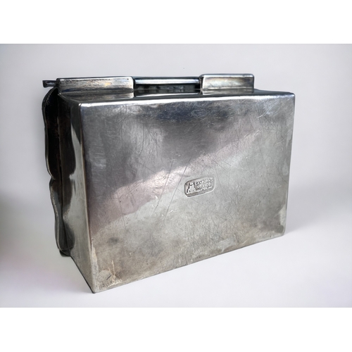 71 - A VINTAGE 1930's SABORNS, MEXICO STERLING SILVER BOX.
Mounted with a carved Alabaster 'Aztec' mask.
... 