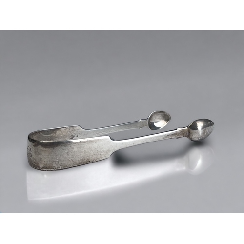 73 - A PAIR OF GEORGE III STERLING SILVER SUGAR TONGS. 
London, 1792 hallmarks. 
Length - 15cm
Approx 42g