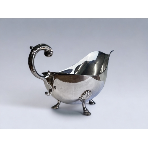 78 - A MAPPIN & WEBB SILVER PLATE GRAVY BOAT.
Shell design feet. Marks to base.
9.5 x 19cm