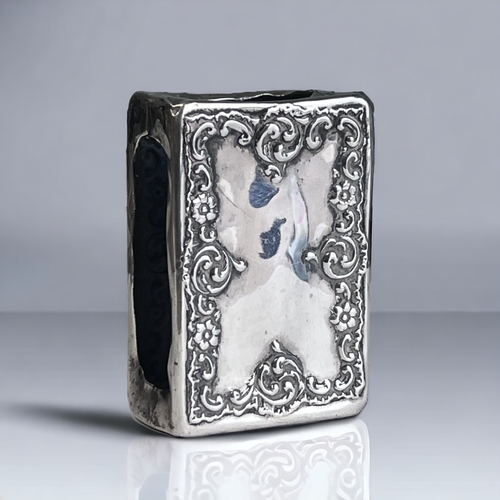 108 - A VICTORIAN STERLING SILVER MATCHBOX HOLDER.
Stylised scrolling foliate design.
London, 1898 hallmar... 