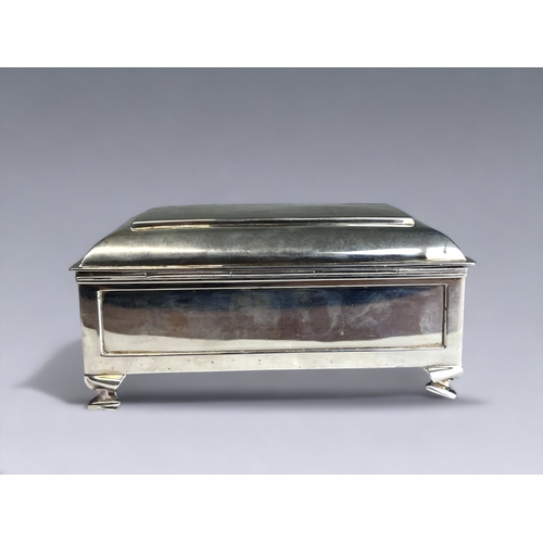 66 - AN ART DECO ELKINGTON & CO STERLING SILVER CASKET BOX.
Gilt & wood lined interior.
Birmingham, 1913 ... 