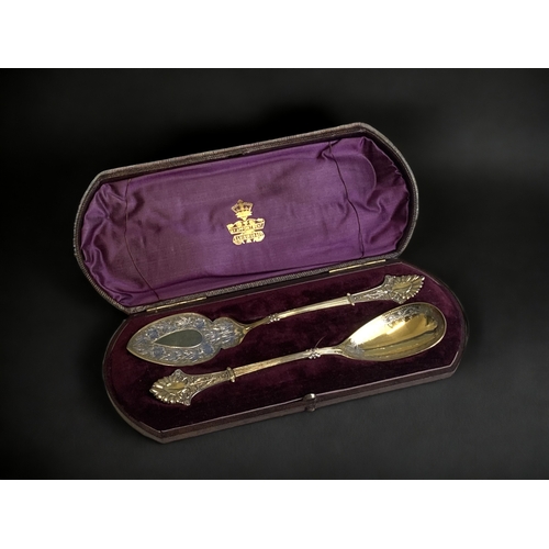 112 - A boxed Victorian Elkington & Co silver plate parcel gilt dessert serving set.